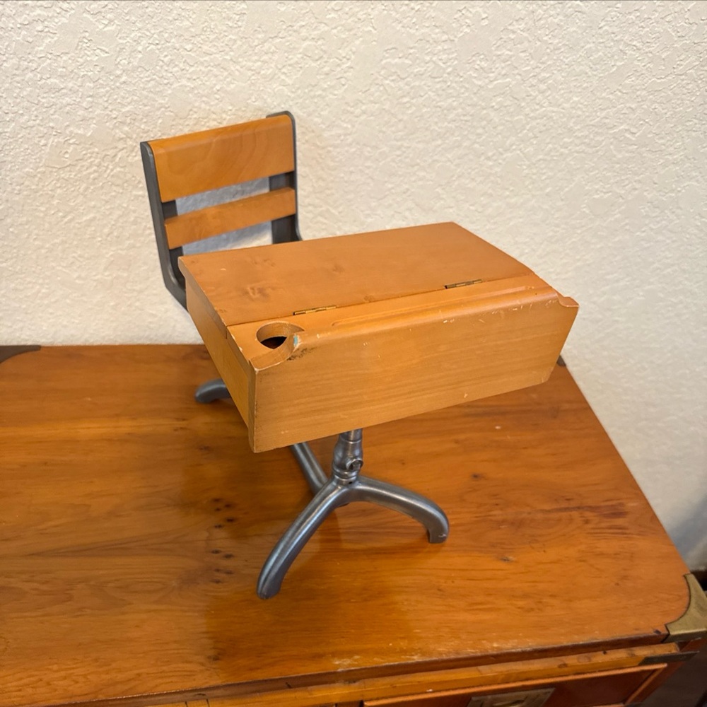 AMERICAN GIRL Mollys School Desk Retired Piece - Picture 6 of 13